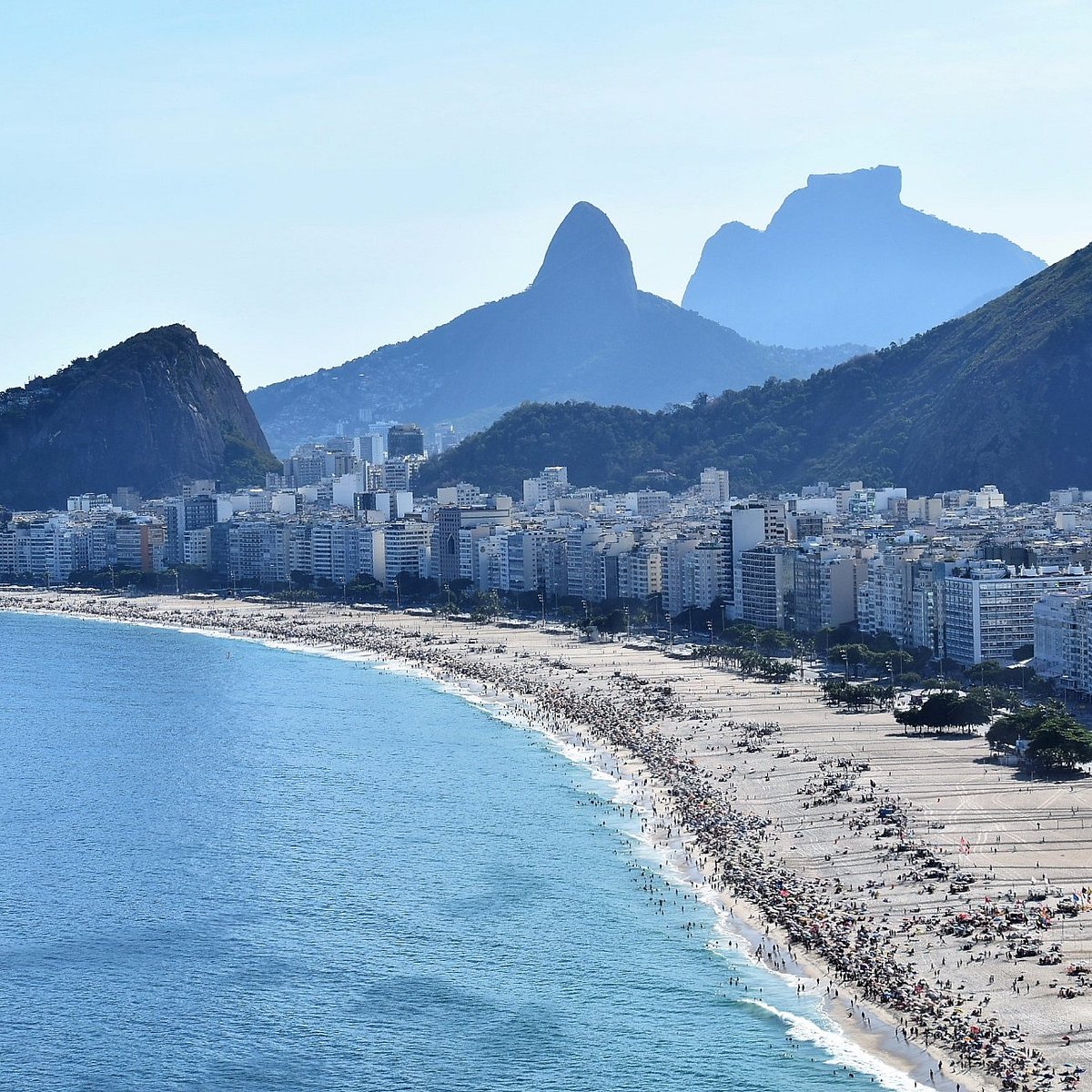 Réveillon Inesquecível: Excursões de Ônibus para Praia e Serra!